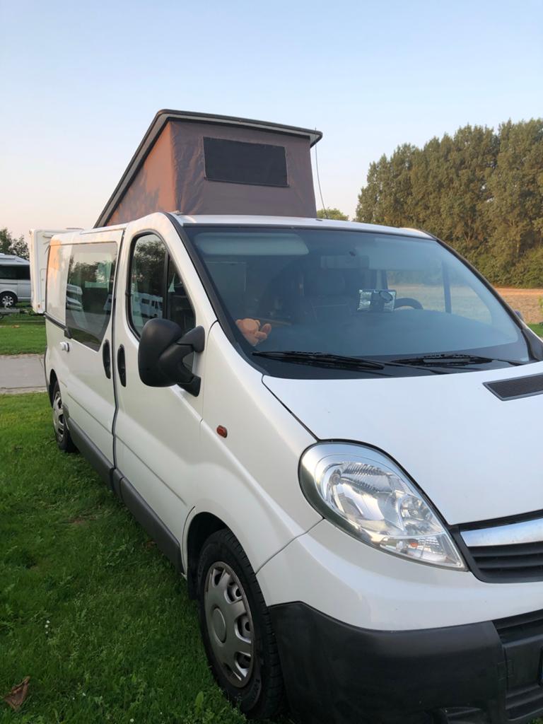 Uniek: Opel Vivaro buscamper (122.000 km!) met hefdak, Chemisch toilet, Tot en met 2, Handgeschakeld, Koelkast