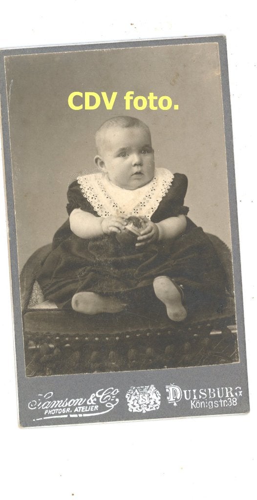 E24;Antieke CDV foto baby in klederdracht Duisburg, Verzenden, Foto, Zo goed als nieuw, Voor 1940