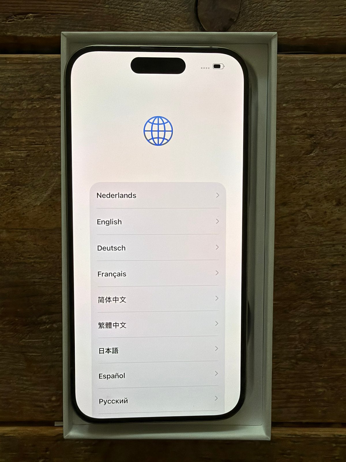 Foto 3 van iPhone 15 Pro Titanium, 128 GB + Mous screenprotector