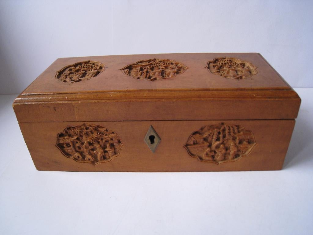 CHINA - CHINEES HAND GESTOKEN KISTJE ; 9 MEDAILLONS  ; 90,-, Houtsnijwerk, Verzenden, Handgemaakt, 20 - 50 cm