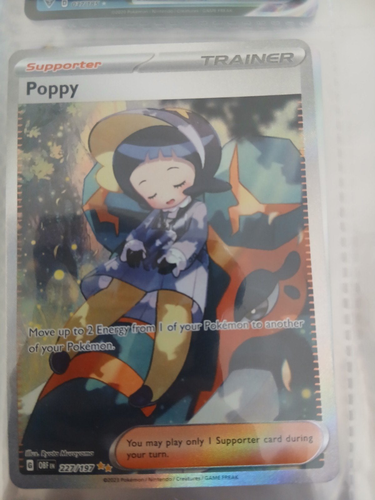 Poppy Trainer Supporter Full Art Pokémon Kaart 227/197, Hobby en Vrije tijd, Verzamelkaartspellen | Pokémon, Ophalen, Zo goed als nieuw