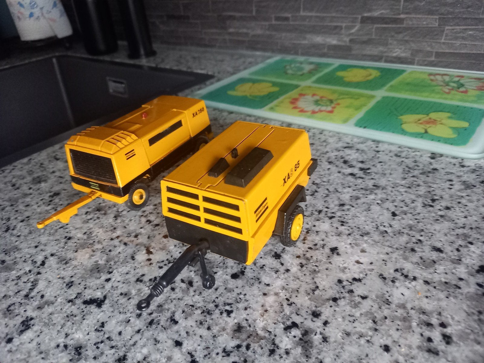 2x Atlas Copco XA 85 & XA 350 compressoren schaalmodellen, Hobby en Vrije tijd, Ophalen of Verzenden, Gebruikt, Overige typen