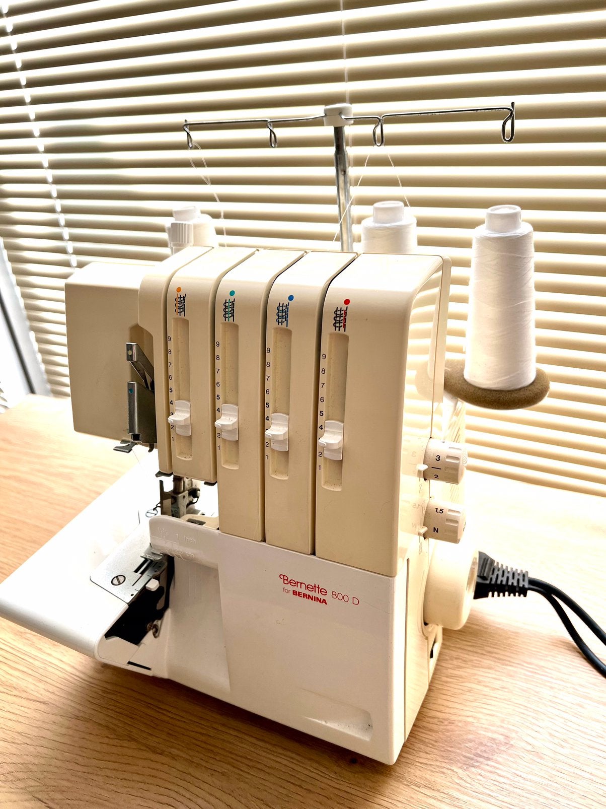 Fraaie Lockmachine Bernina 800, Hobby en Vrije tijd, Naaimachines en Toebehoren, Ophalen, Zo goed als nieuw, Lockmachine, Bernina