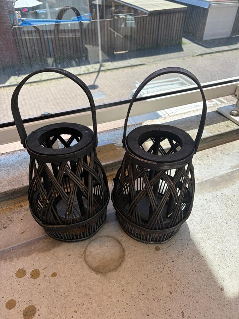 Gratis. Set van 2 rotan lantaarns - sfeervolle verlichting, Overige materialen, Gebruikt, 25 tot 50 cm, Zwart