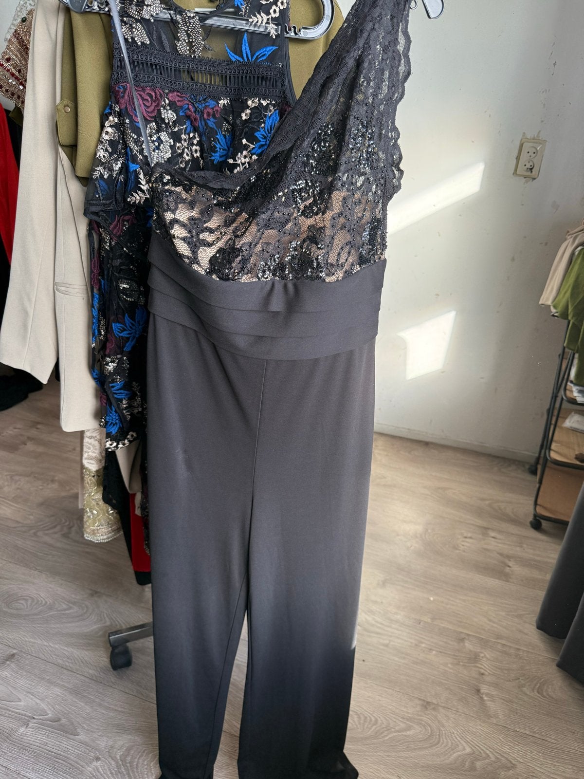 Prachtig zwart kanten jumpsuit maat 38, Kleding | Dames, Jumpsuits, Ophalen of Verzenden, Zo goed als nieuw, Maat 38/40 (M), Zwart