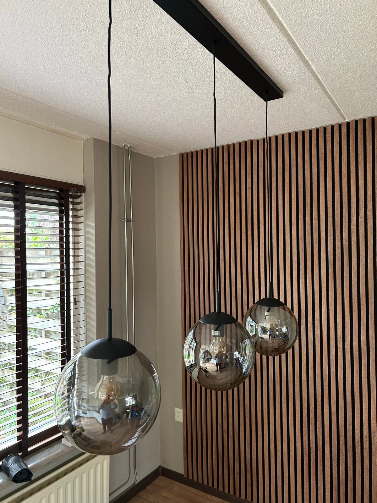 Moderne hanglampen met rookglas bollen - 3 stuks, Ophalen, Zo goed als nieuw, Glas, E27 (groot)