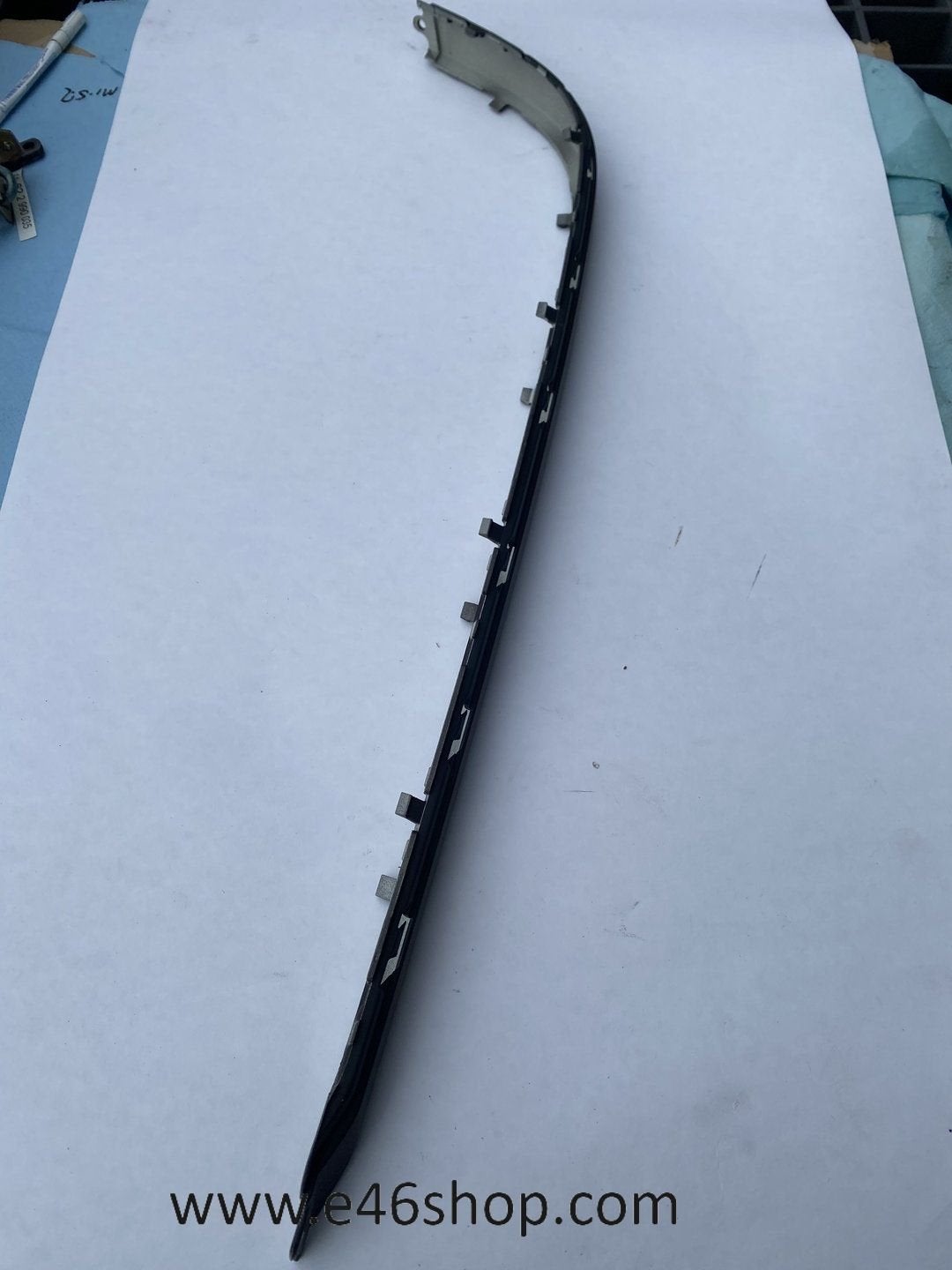 BMW E39 BUMPERLIJST RECHTS ACHTER OEM 51127005900 NIEUW, -, -, Nieuw, Ophalen of Verzenden