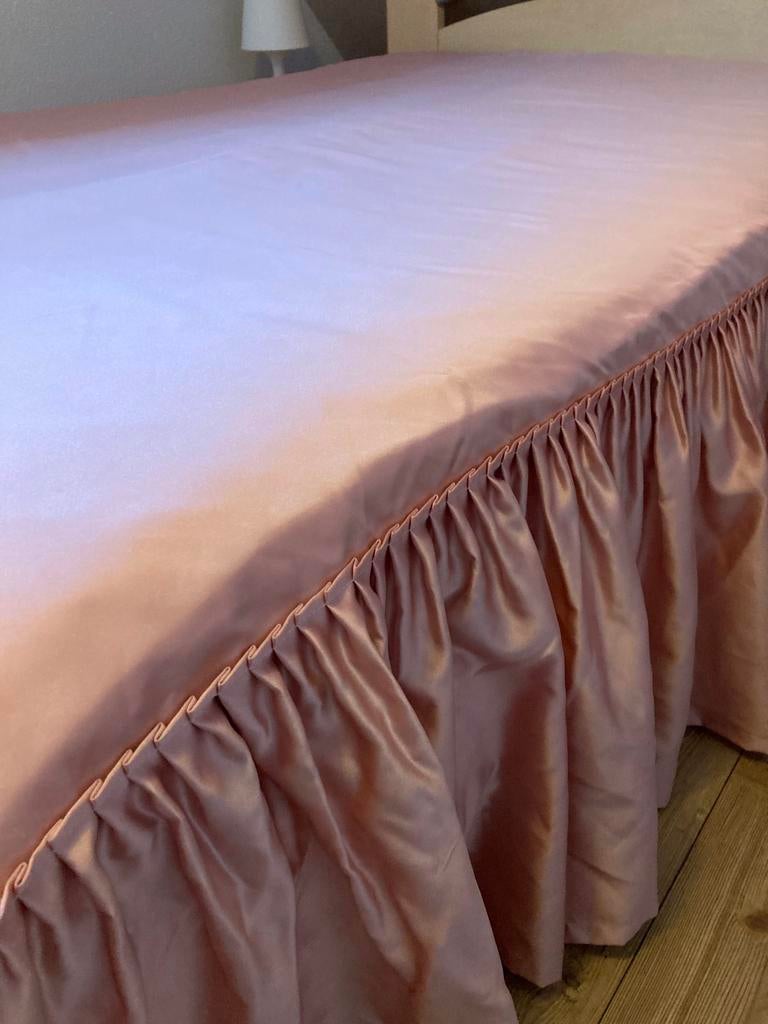 Vintage Roze satijnen bedsprei met ruches - Tweepersoons, Gebruikt, Tweepersoons, Ophalen of Verzenden, Deken of Dekbed