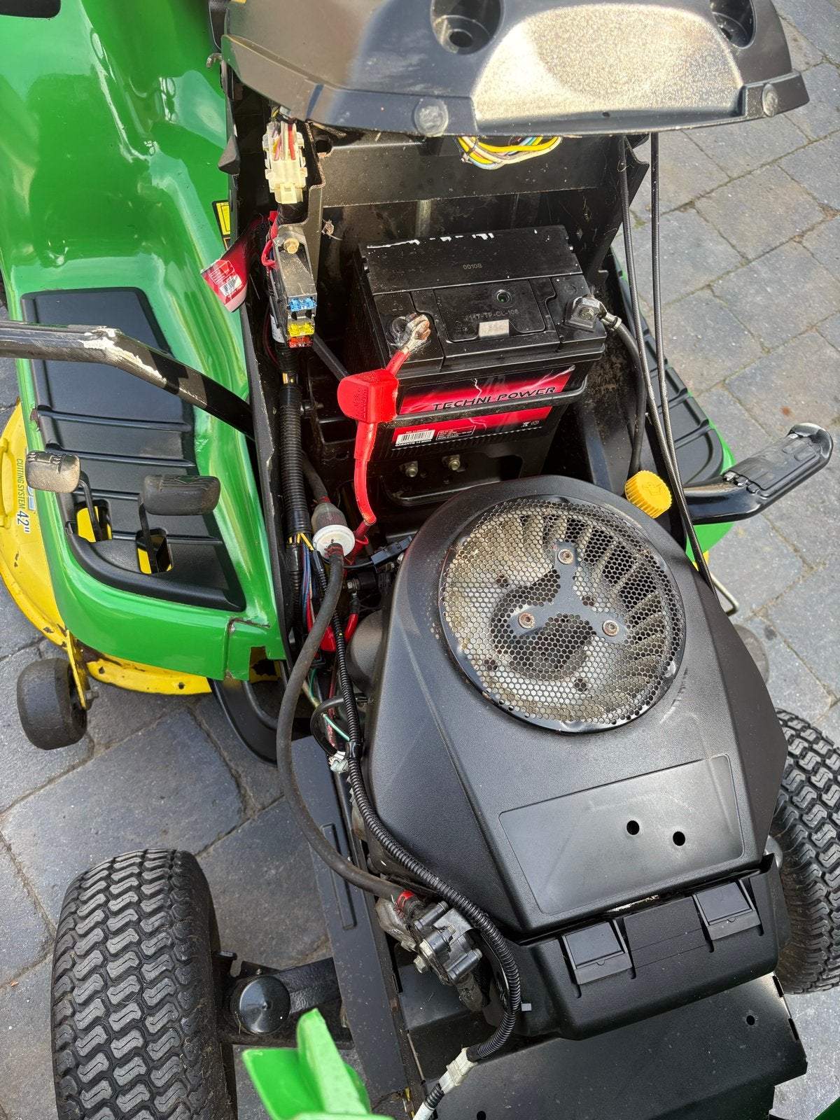 Foto 6 van John Deere X300 Zitmaaier - Perfect voor Grote Gazons