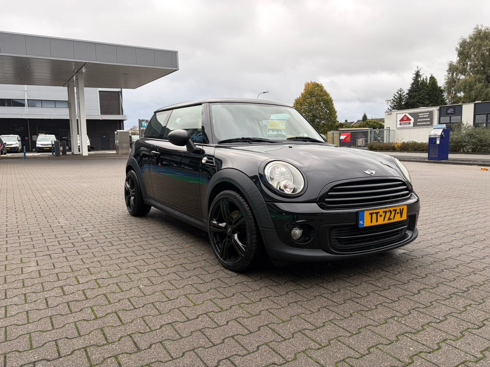 Mini One 1.6 98pk zwart, APK 10-2027, nieuwe banden, Voorwielaandrijving, 40 €/maand, 4 stoelen, Zwart