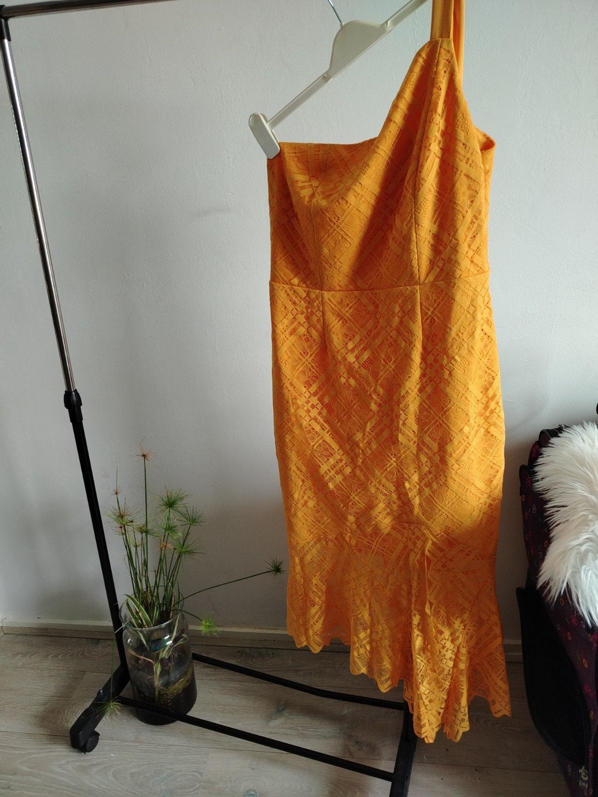 prachtige kanten  mosterd  Gele One-Shoulder Jurk met Ruches, ASOS, Geel, Maat 42/44 (L), Ophalen of Verzenden