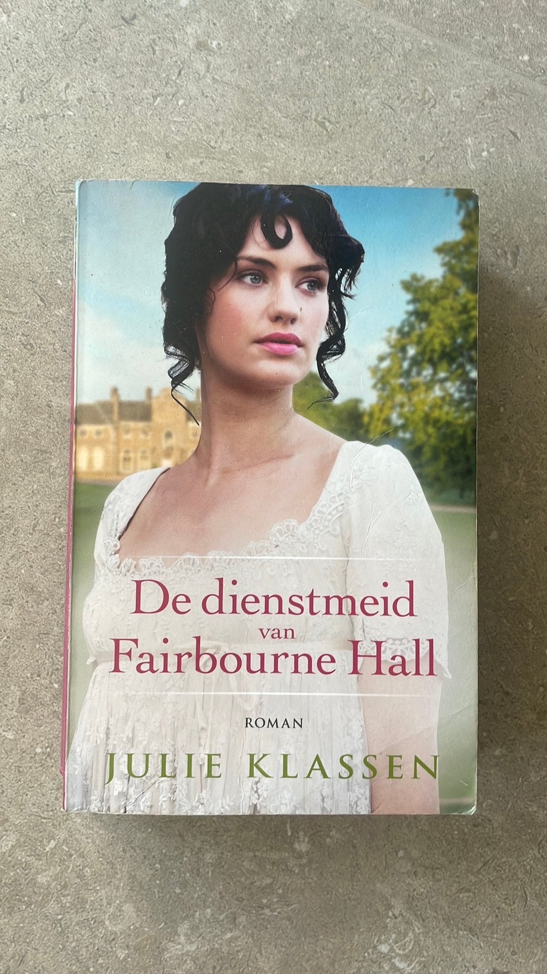 Julie Klassen de dienstmeid van Fairbourne Hall, Ophalen of Verzenden, Gelezen