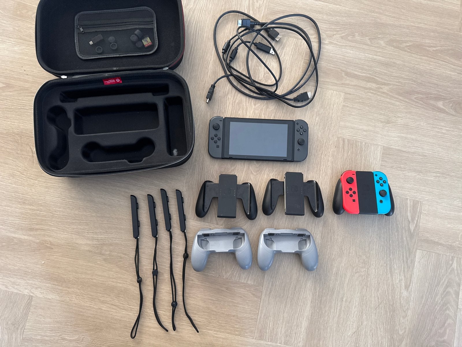 Nintendo Switch compleet (zonder tv-hub) + 2 games, Ophalen of Verzenden, Switch Original, Met 3 controllers of meer, Gebruikt