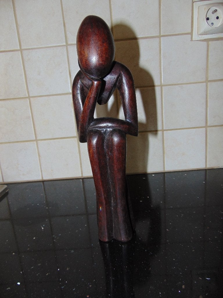 Houten sculptuur 'de denker' 28 cm, Antiek en Kunst, Kunst | Beelden en Houtsnijwerken, Houtsnijwerk, Ophalen of Verzenden, 20 - 50 cm