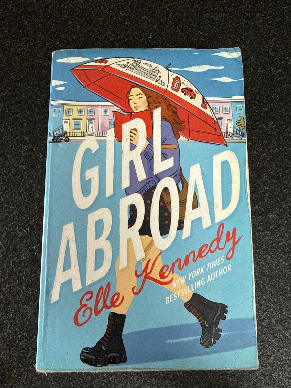 Girl Abroad - Elle Kennedy (Engels), Boeken, Ophalen of Verzenden, Gelezen