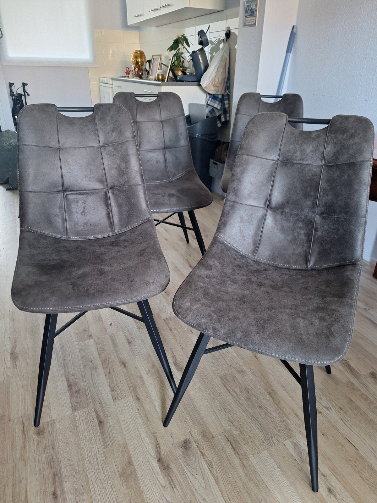 4 grijze suede achtige eetkamerstoelen, Huis en Inrichting, Stoelen, Ophalen, Zo goed als nieuw, Grijs, Vier