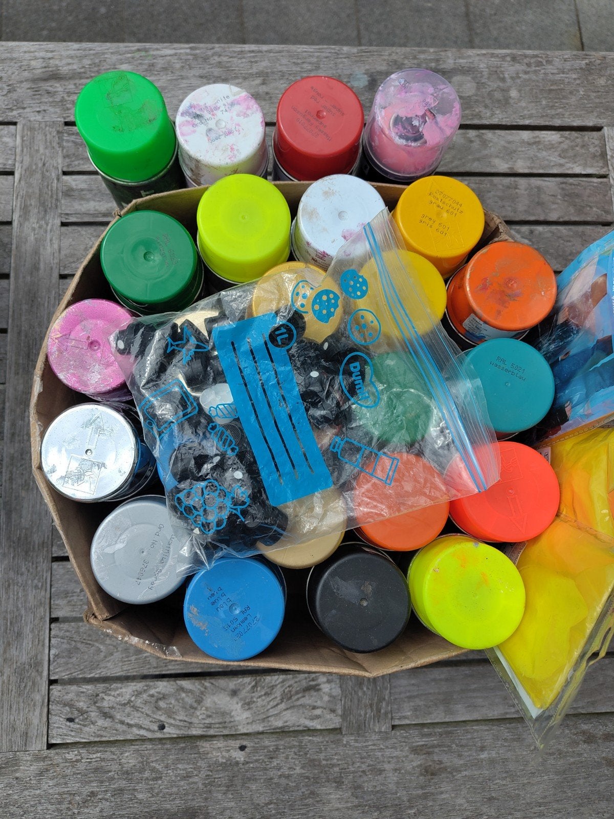 25 Spuitbussen en paar poncho's voor bv Graffiti feestje, Ophalen, Gebruikt, Blauw, Lak