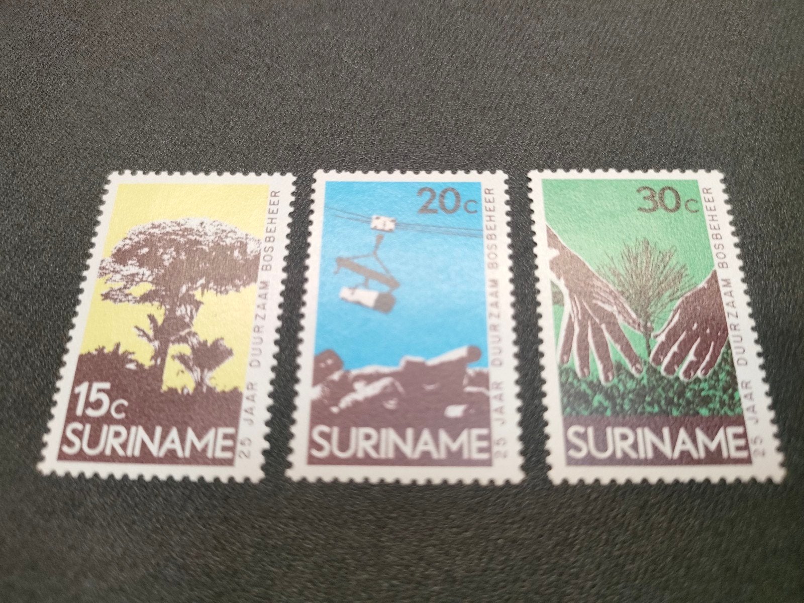 Suriname postzegels 25 jaar duurzaam bosbeheer, Frankeerzegel, Ophalen of Verzenden, Zonder stempel, Postfris