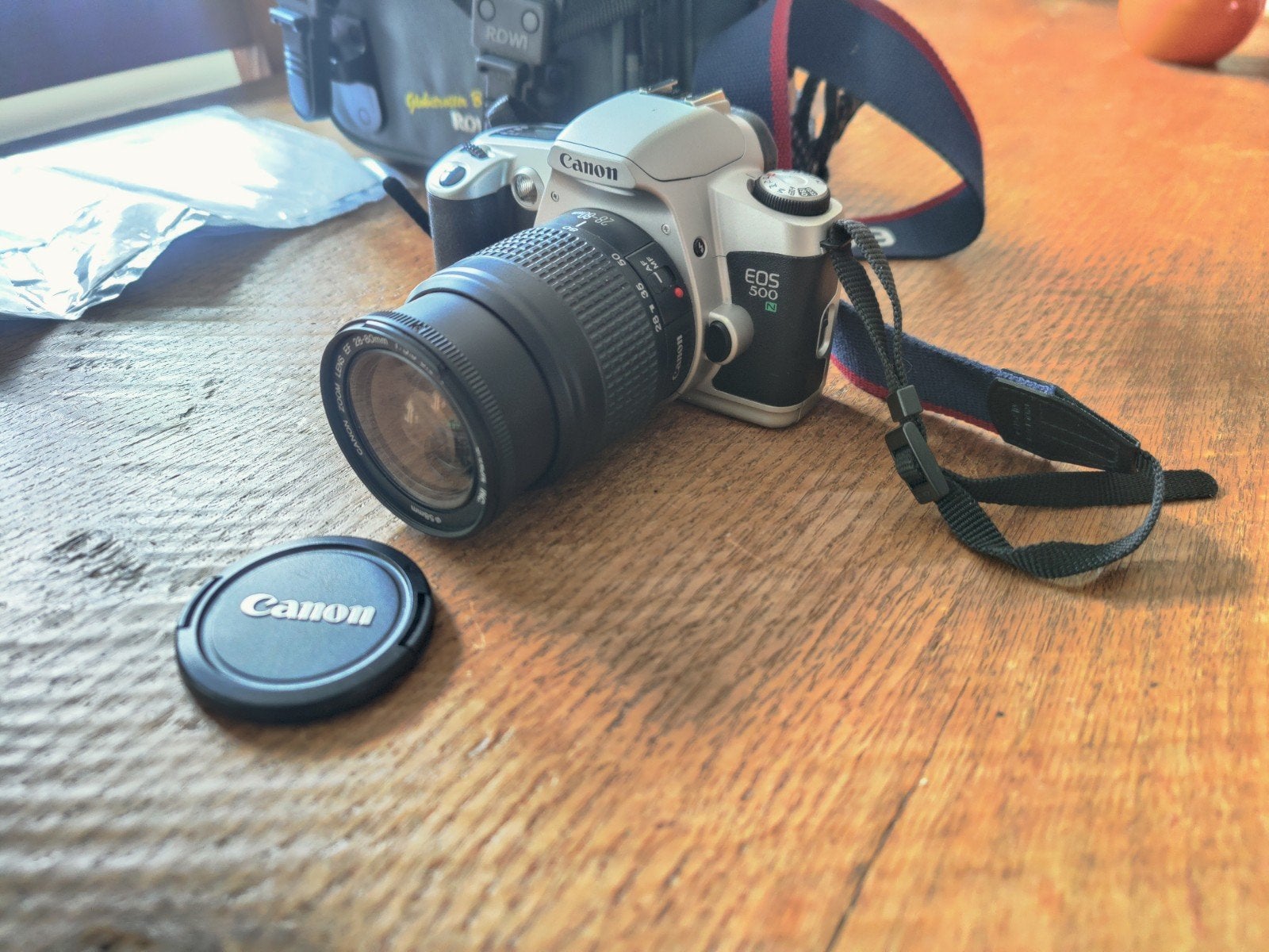 Foto 2 van Canon EOS 500 spiegelreflexcamera met lens en tas