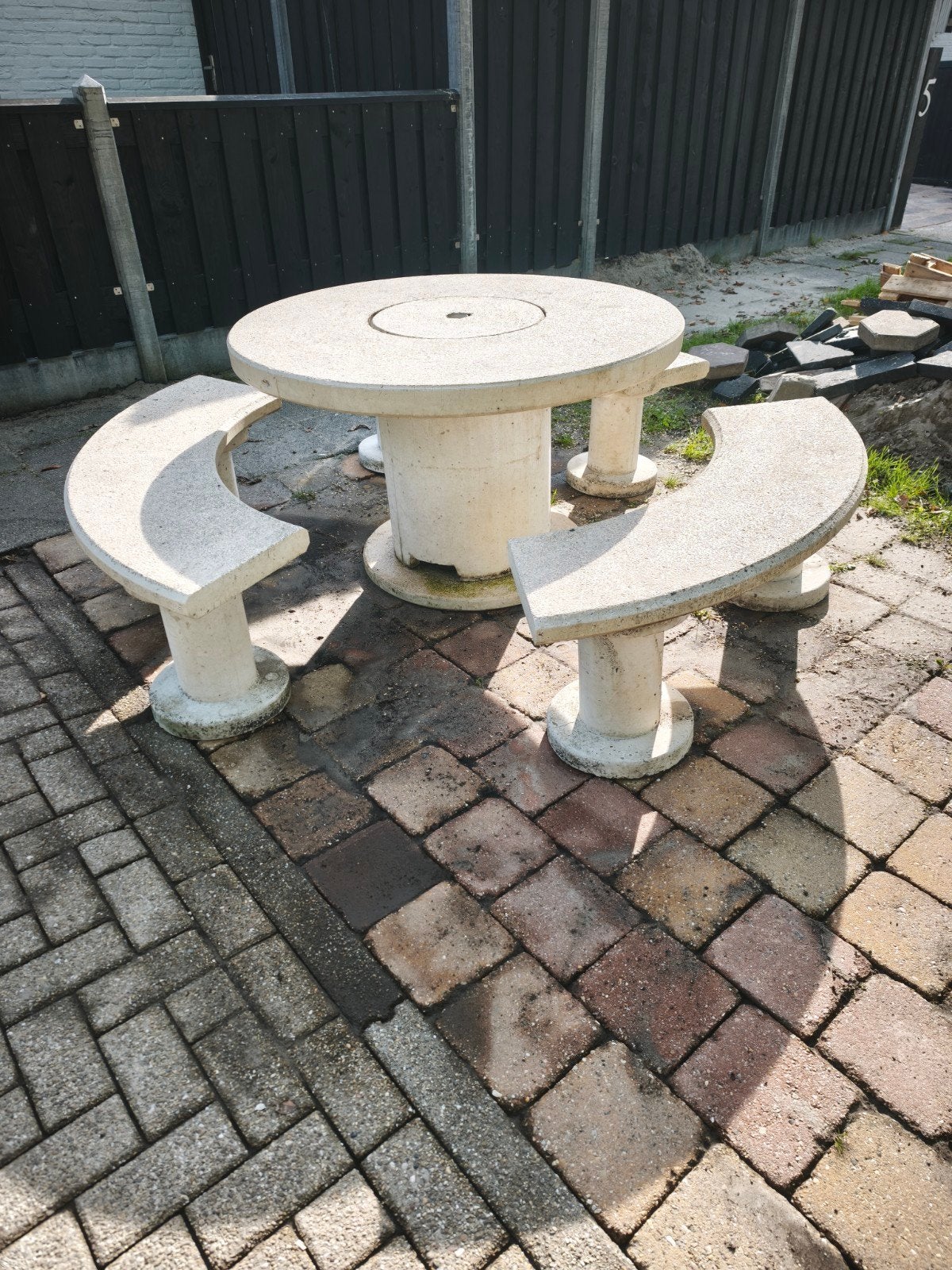 Betonnen tuinset: ronde tafel met 3 banken