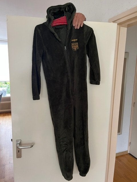 onesie leger groen maat 134/140, Ophalen of Verzenden, Zo goed als nieuw, Jongen of Meisje, Nacht- of Onderkleding