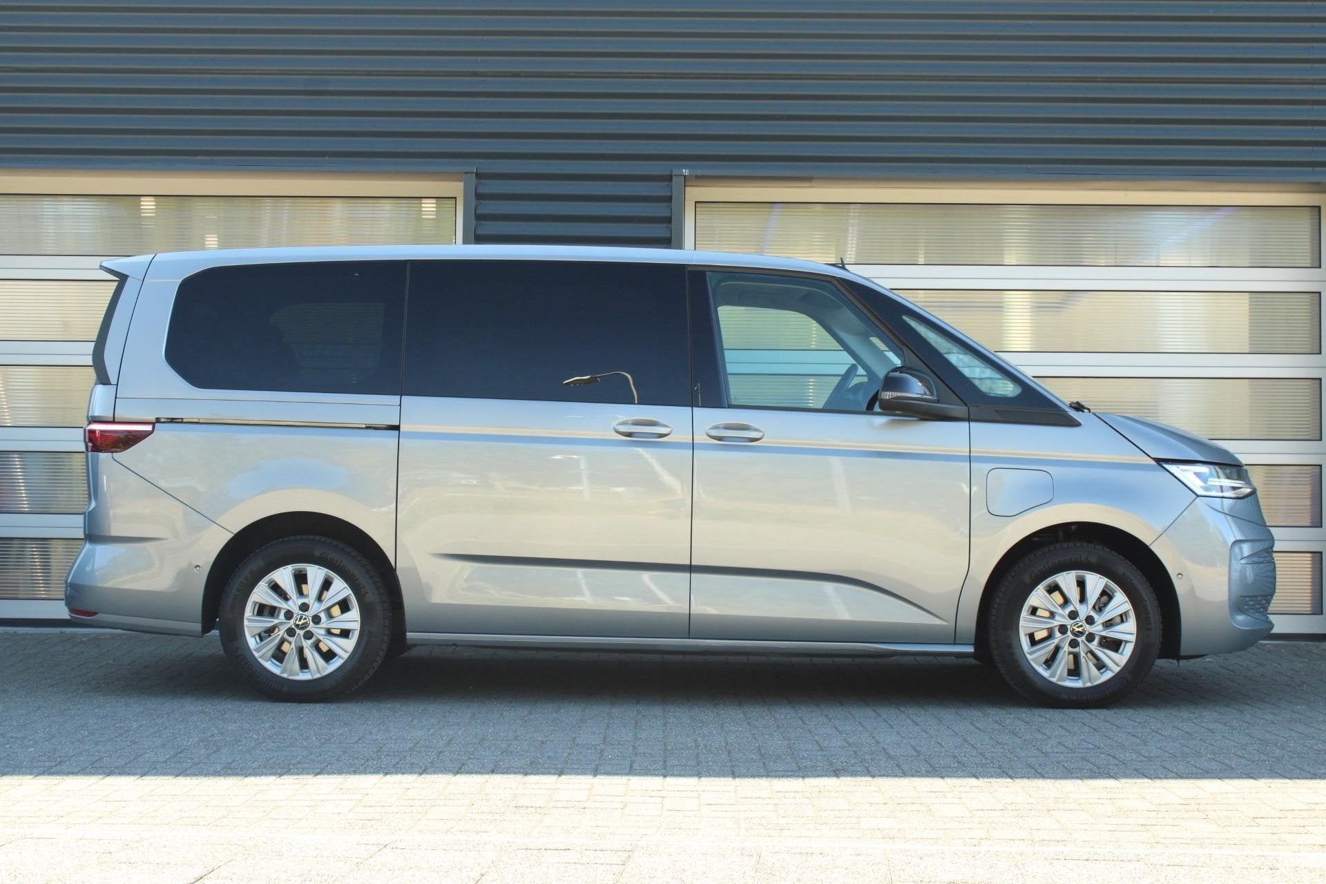 Volkswagen Multivan 1.4 218pk eHybrid L2H1 Life | SoH 96% |, Auto's, 12 maanden, Stof, Gebruikt, Euro 6