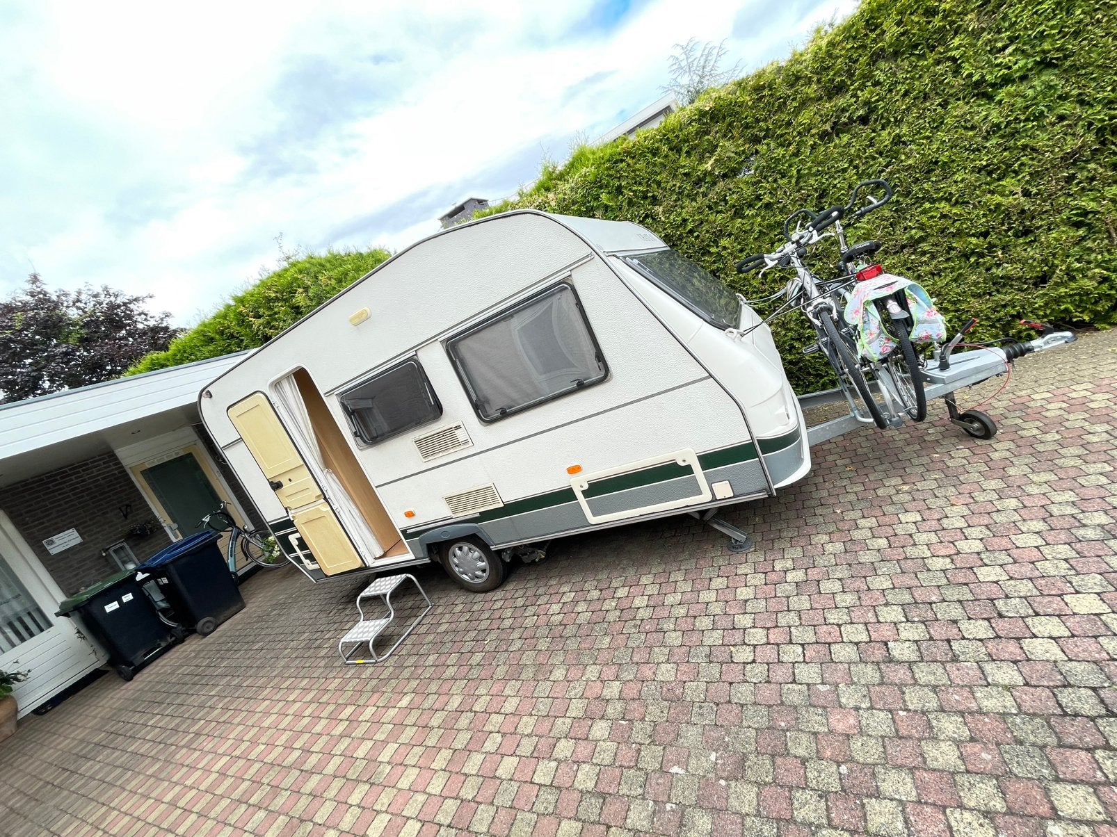 Chateau Carat caravan 390, Caravans en Kamperen, Caravans, Vast bed, Treinzit, Tot en met 4, Fietsenrek