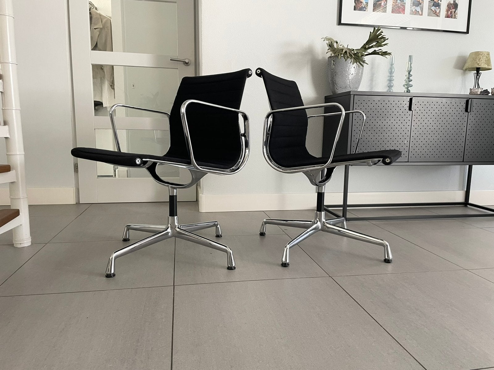 Vitra Eames ea108 hopsak zwart chroom, Huis en Inrichting, Stoelen, Zwart, Zo goed als nieuw, Nvt, Nvt
