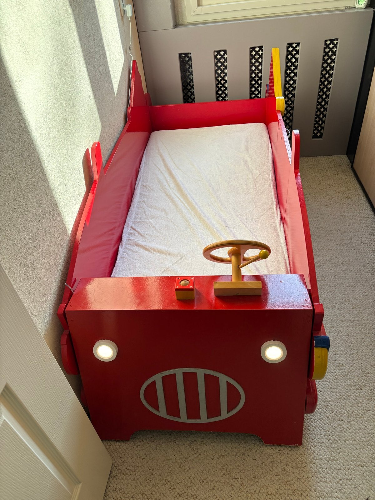 kinderbed in de vorm van een auto met instapdeurtje, Ophalen, Gebruikt, 190 cm of minder, Rood