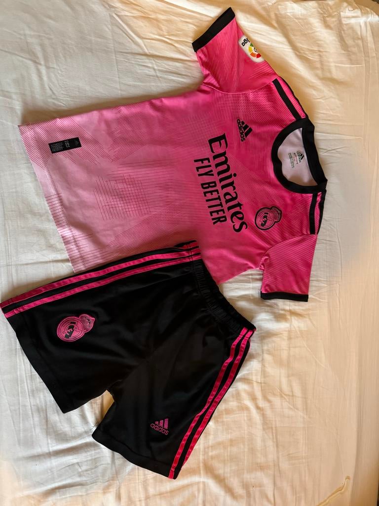 Adidas Tenue Maat 140 - Roze Voetbalset, Ophalen of Verzenden, Zo goed als nieuw, Jongen of Meisje, Sport- of Zwemkleding
