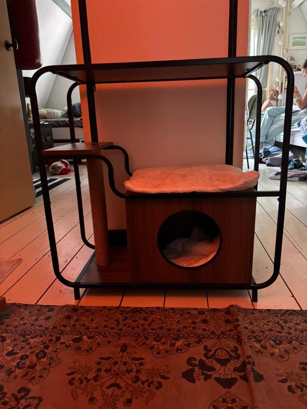 Katten kastje met krabpaal en twee lig plekjes, Ophalen, Zo goed als nieuw