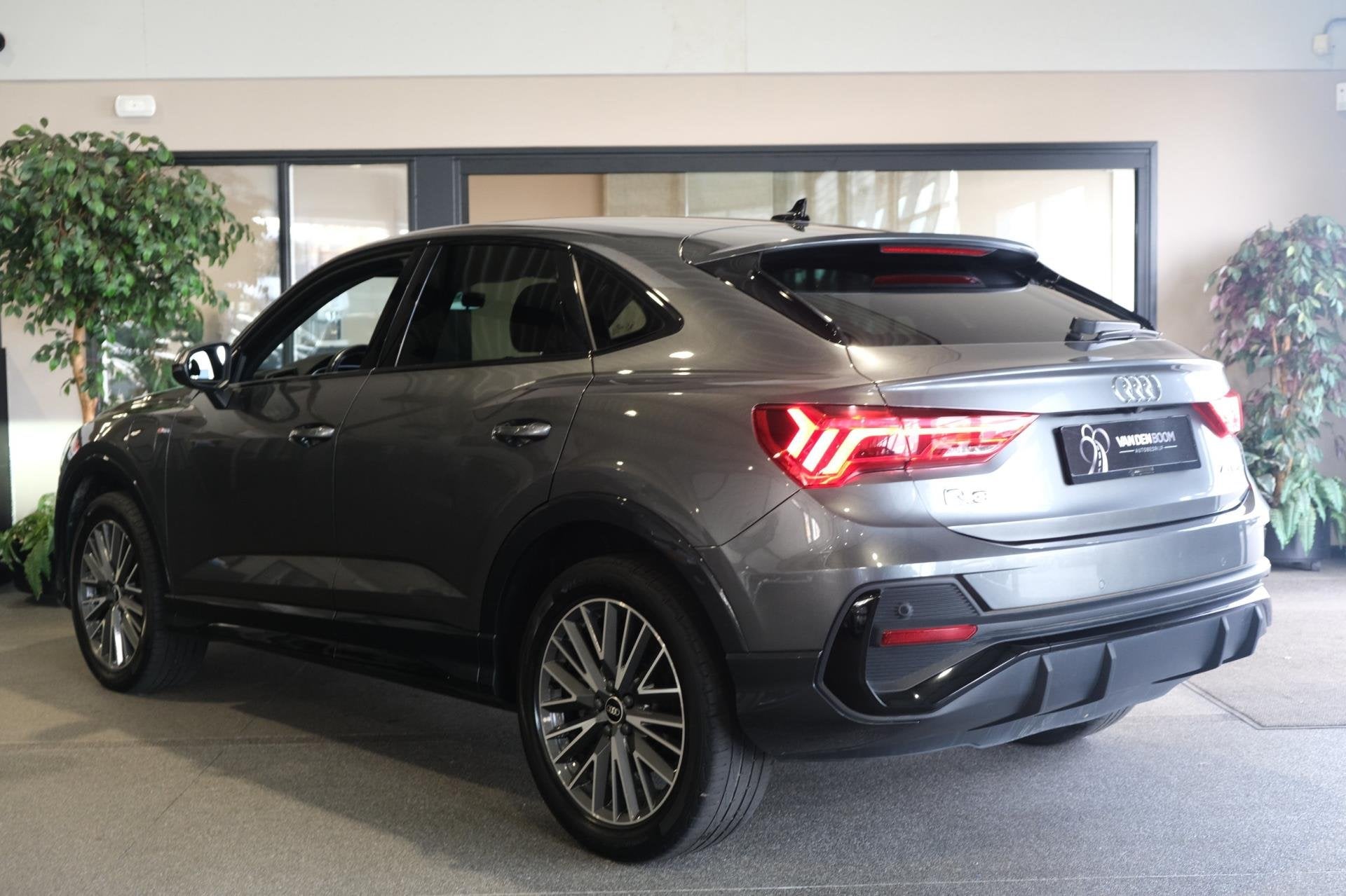 Audi Q3 Sportback 45 TFSIe 245pk 2x S-line Matrix Led Cam Cr, Auto's, Gebruikt, Zwart, 4 cilinders, Hybride Elektrisch/Benzine