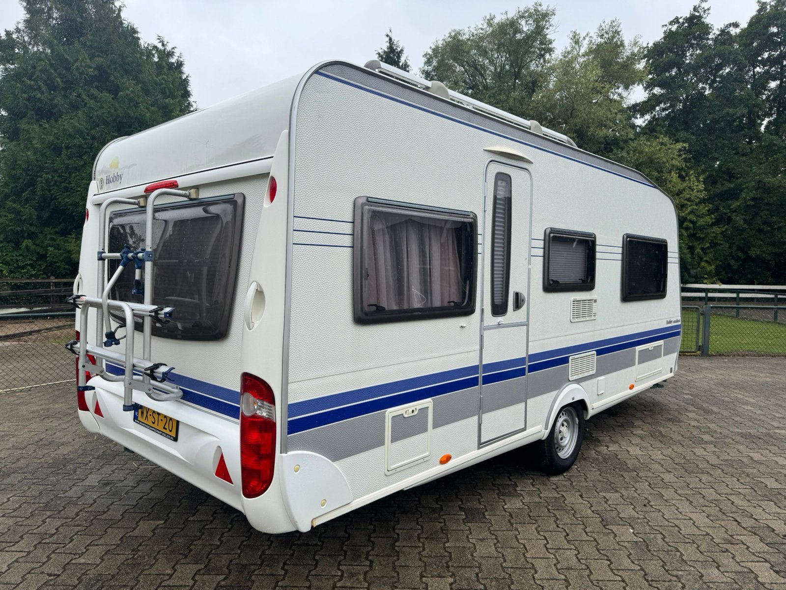 Prachtige HOBBY EXCELLENT 495 UL *enkele bedden*mover*tent*, Dwarsbed, Schokbreker, Rondzit, Hobby