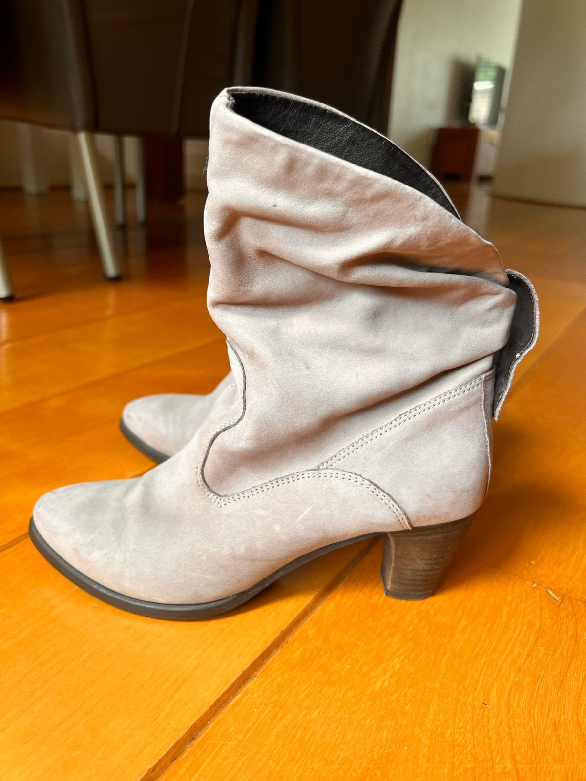 Stijlvolle beige enkellaarzen met hak van Moccio, Ophalen of Verzenden, Gedragen, Beige, Lage of Enkellaarzen