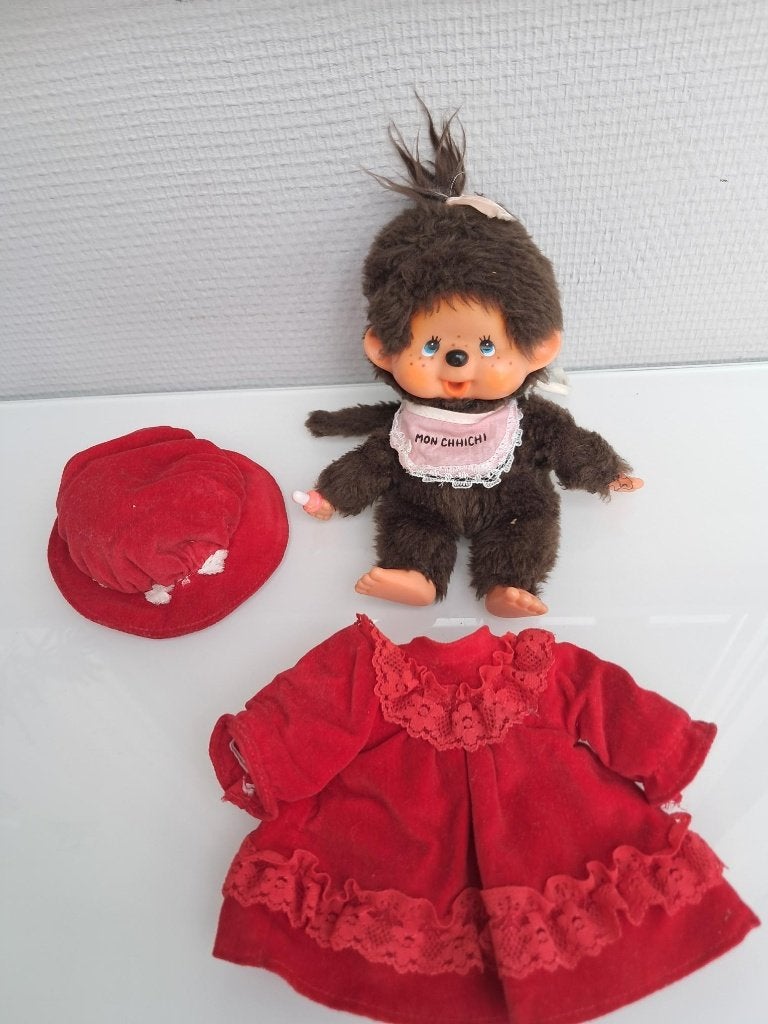 Monchhichi aapje met jurkje en hoedje en slabertje, Verzamelen, Ophalen of Verzenden, Zo goed als nieuw