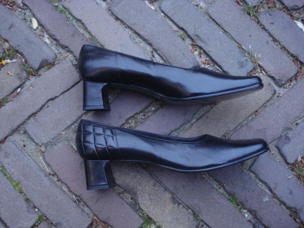 GRATIS VERZENDING NIEUWE ZWARTE LEREN PUMPS MT 41,5, Pumps, Verzenden, Zwart, Nieuw