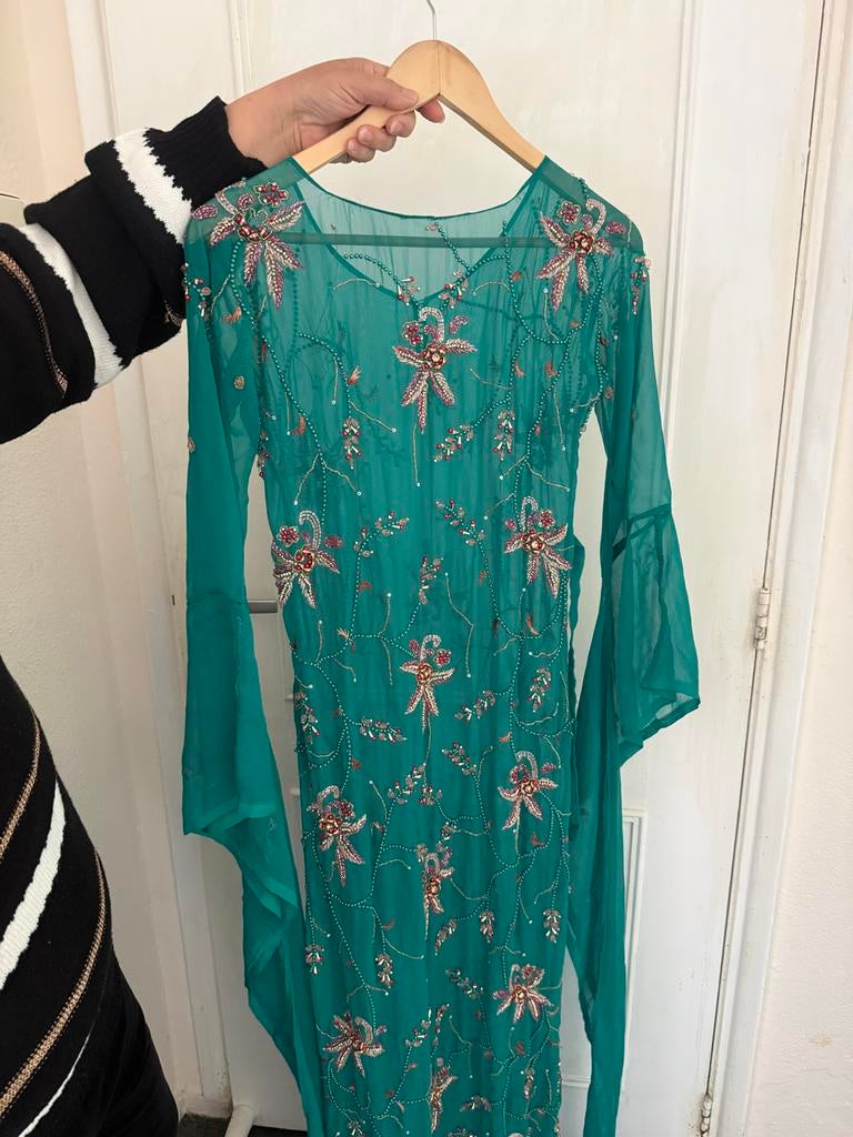Groene jurk met borduursels, Kleding | Dames, Jurken, Maat 38/40 (M), Ophalen of Verzenden, Gedragen, Onder de knie