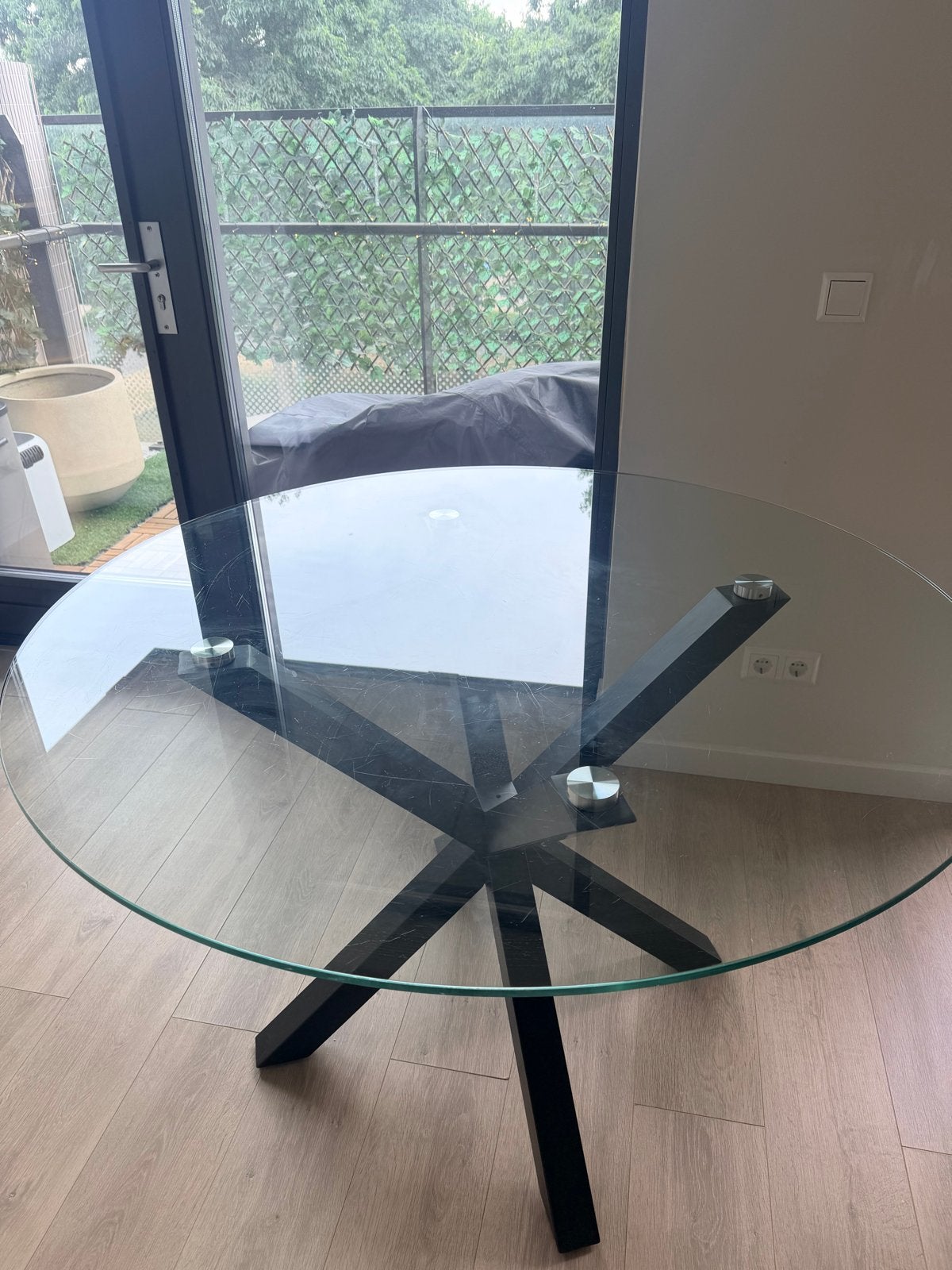 Ronde glazen eettafel met zwarte poten - 120 cm diameter, Huis en Inrichting, Ophalen, Gebruikt, 100 tot 150 cm, Rond