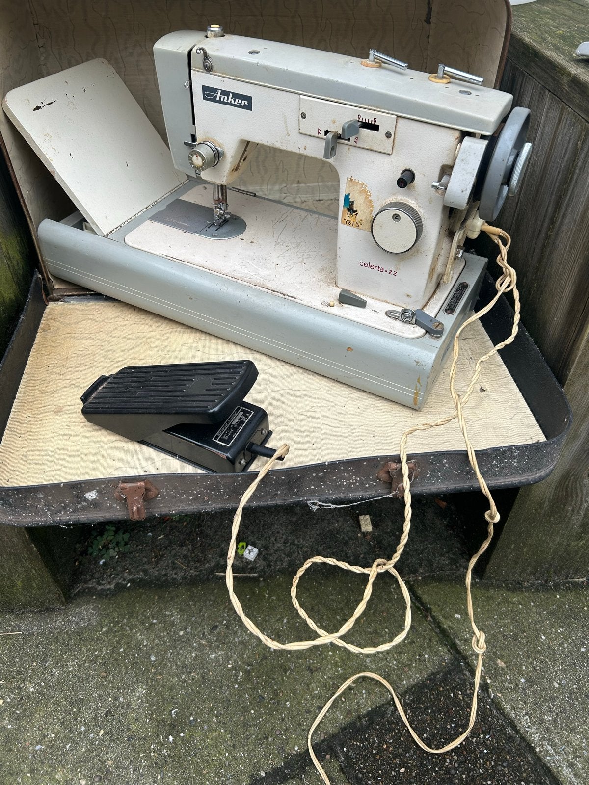 Anker Celerita ZZ Naaimachine met voetpedaal, Hobby en Vrije tijd, Naaimachines en Toebehoren, Ophalen, Gebruikt, Naaimachine