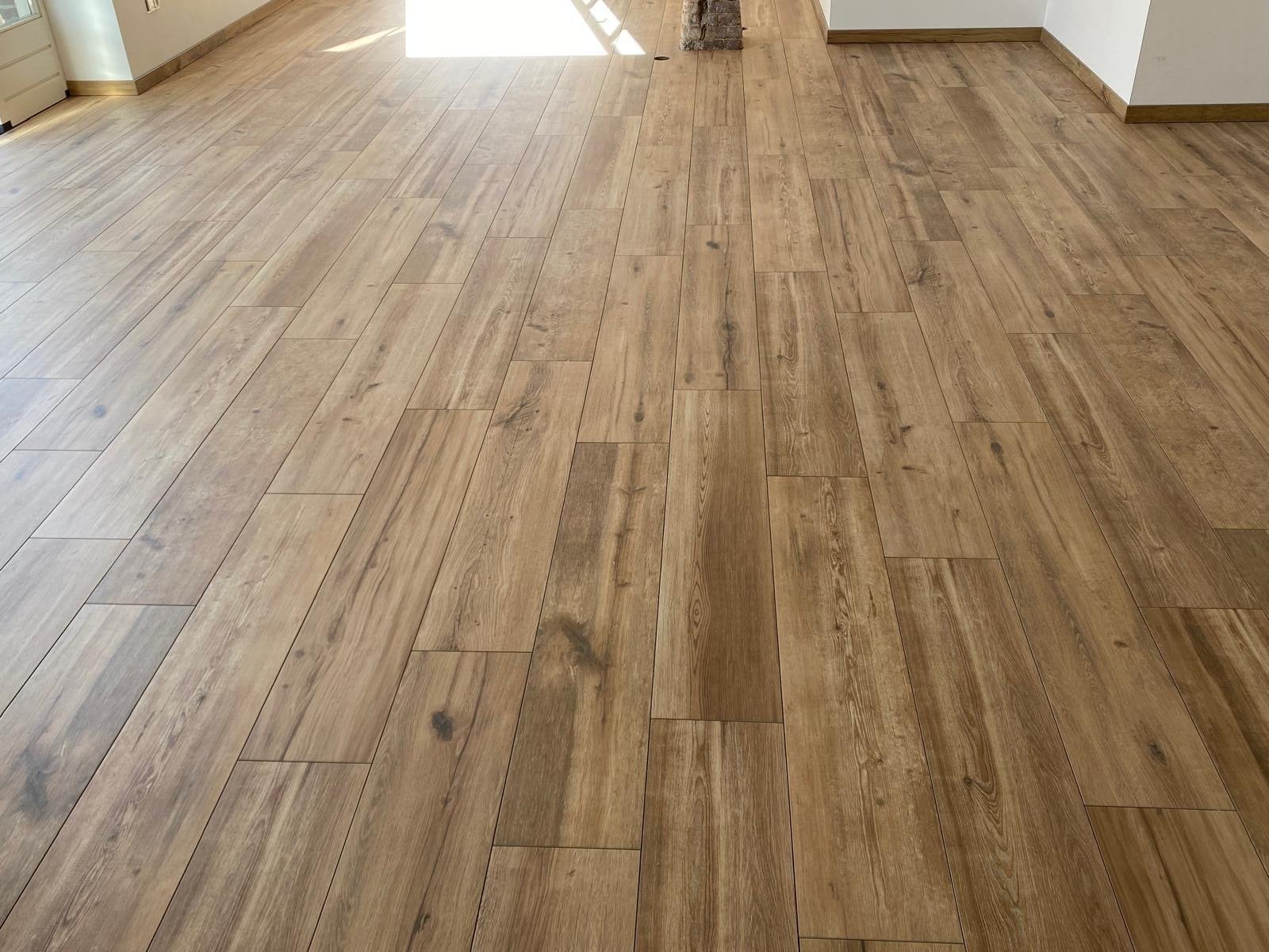 Vloertegels met houtprint en bijbehorende plinten, Ophalen, Steen of Klei, 50 tot 150 cm, Nieuw