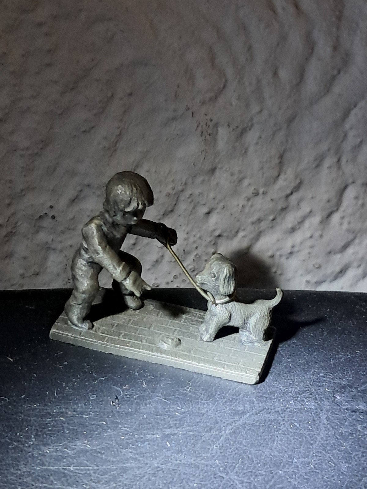Vintage Tinnen Beeldje: Kind met Hondje en Drol -Artil Utre, Ophalen of Verzenden