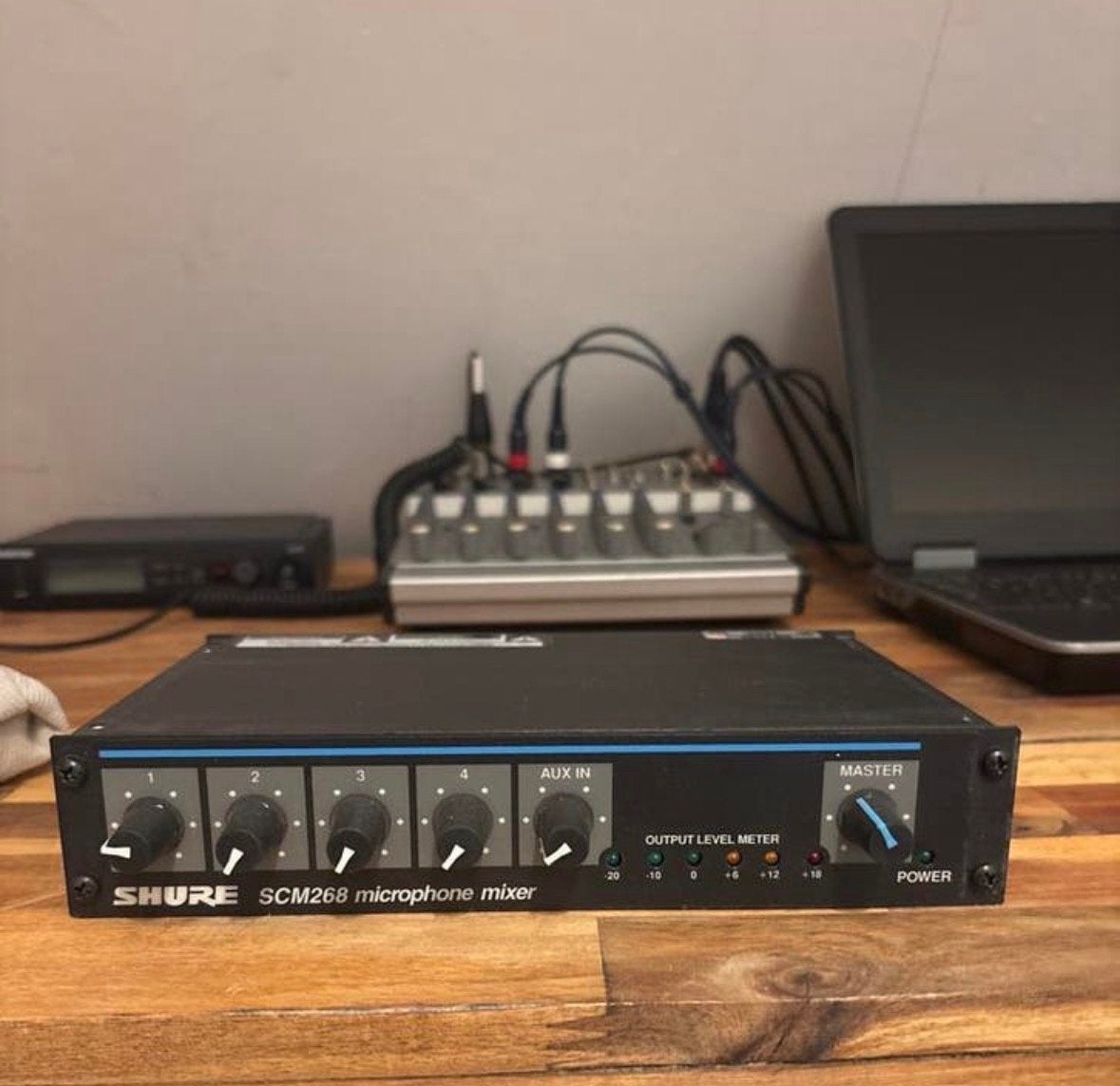 Shure SCM268 Microfoonmixer - Compacte 4-kanaals mixer, Ophalen, Gebruikt, Minder dan 5 kanalen, Microfooningang