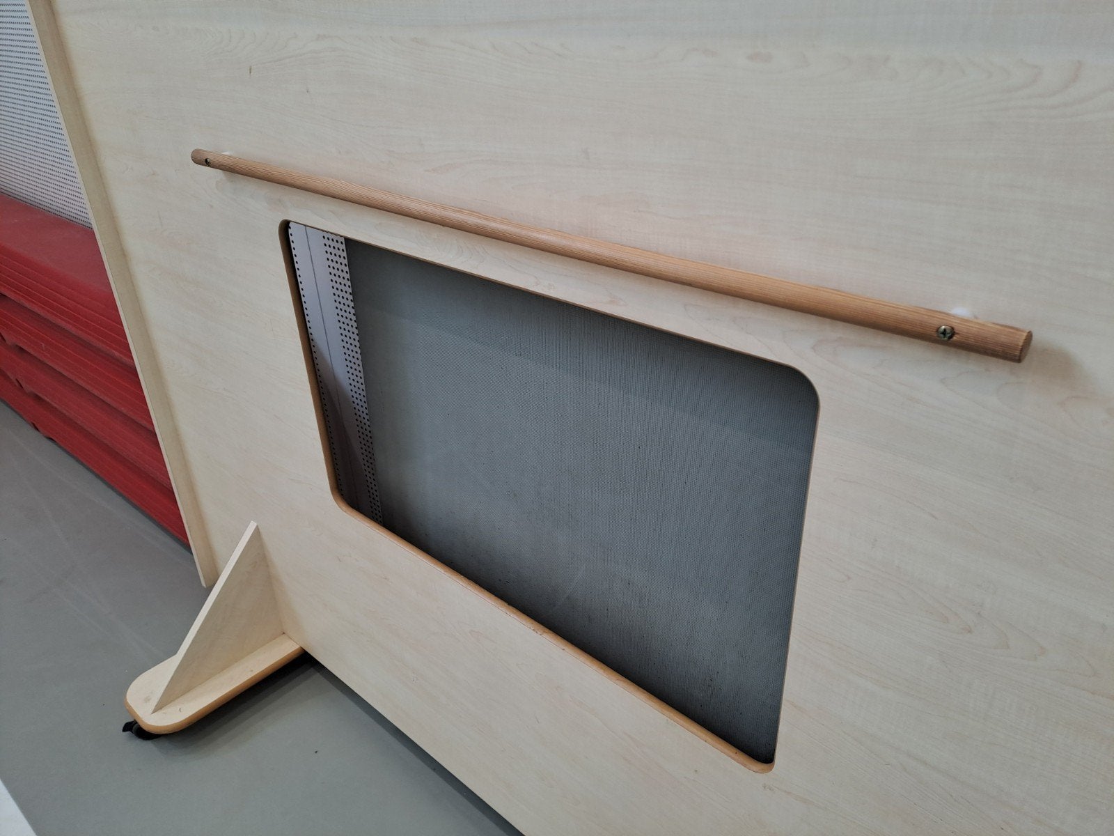Foto 2 van Remko for Kids Houten Speelwand met Doorkijk en Wieltjes