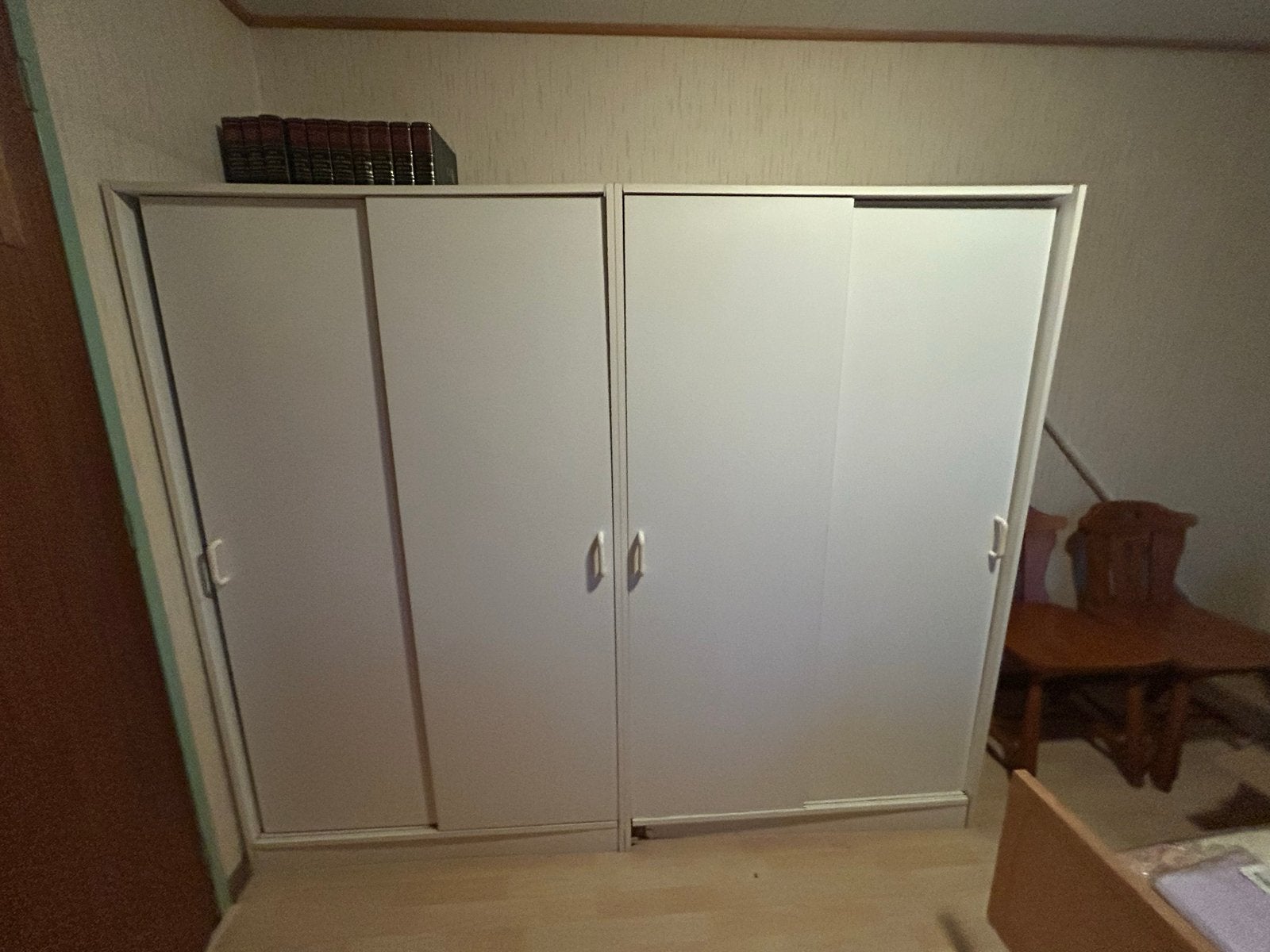 Witte kledingkast met schuifdeuren en planken, Ophalen, Met plank(en), Gebruikt, 100 tot 150 cm