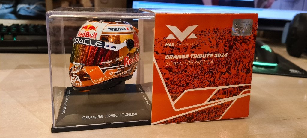 F1 Max Verstappen Orange Tribute 2024 Helm 1:4 Scale NIEUW, Ophalen of Verzenden, Nieuw, Overige sporten, Overige typen