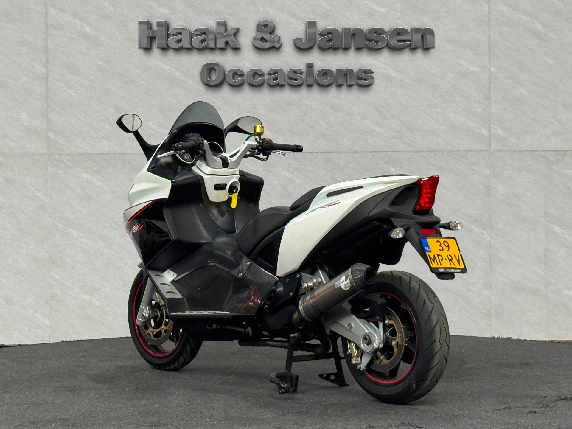 Aprilia Scooter SRV 850 Leovince Lage km-stand, Haakenjansen@gmail.com, Scooter, Sportuitlaat, Bedrijf