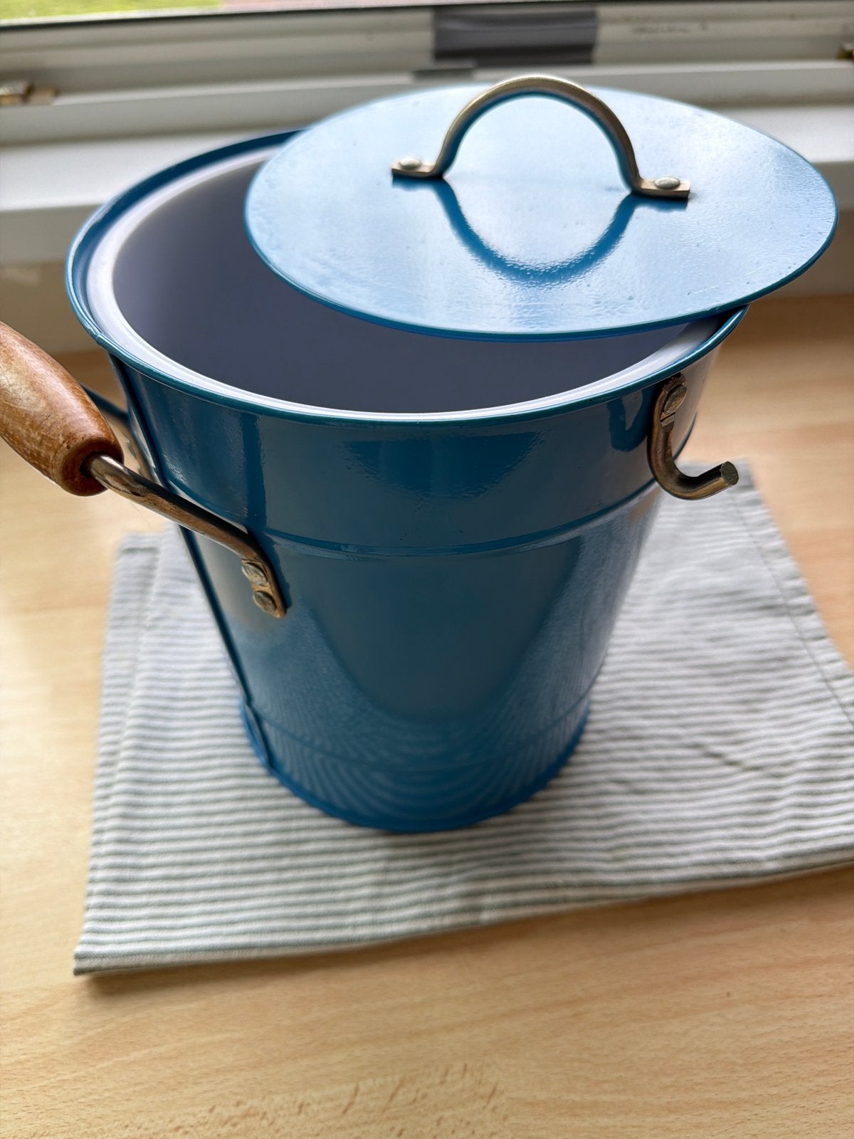Blauwe ijsemmer met deksel en houten handvatten, Ophalen of Verzenden, Zo goed als nieuw, IJzer, Met deksel