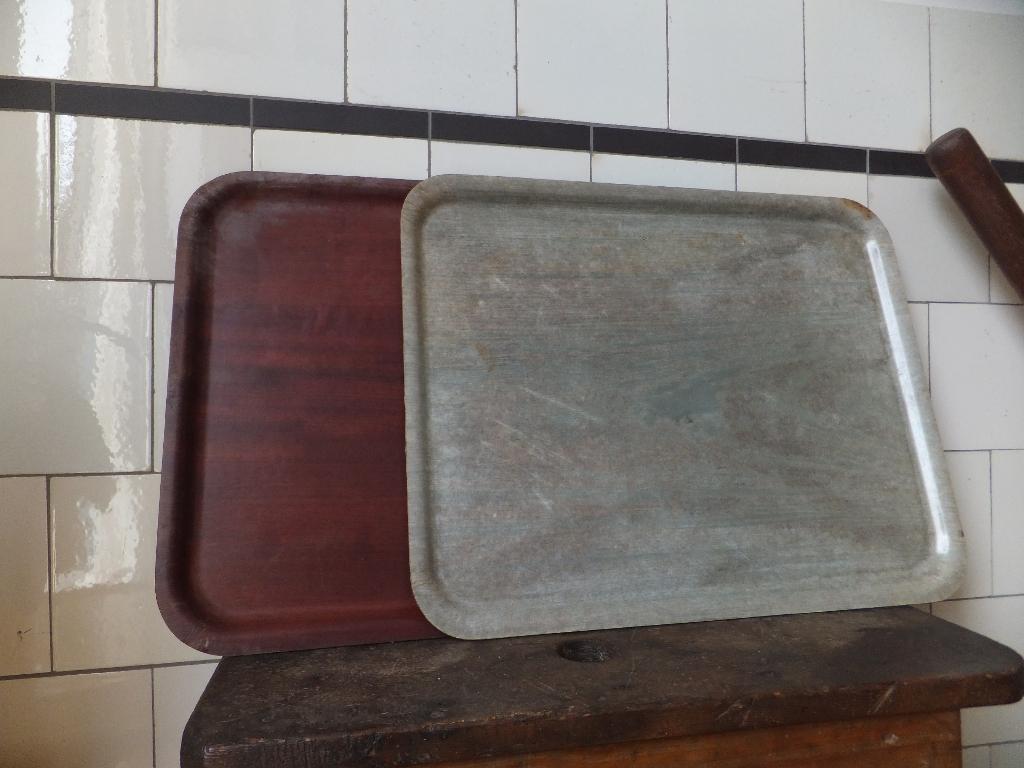 vintage dienbladen set 2 gefineerd gelamineerd hout jaren 60, Ophalen