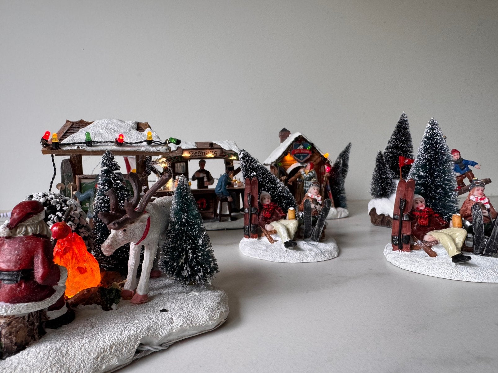 Kerstdorp - LuVille - Diverse leuke sneeuw, ski tafereeltjes, Ophalen, Gebruikt