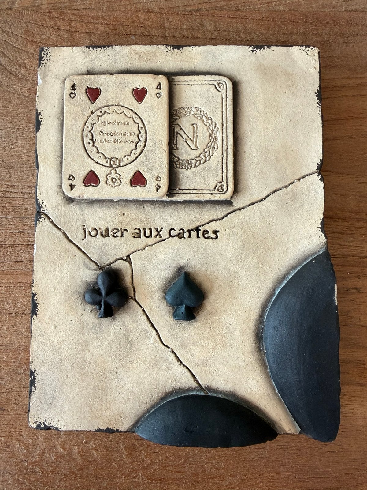 Di sen yo wandtegel 'Jouer aux Cartes' - Long Island Living, Huis en Inrichting, Vintage, Gebruikt, Beige, Ophalen of Verzenden